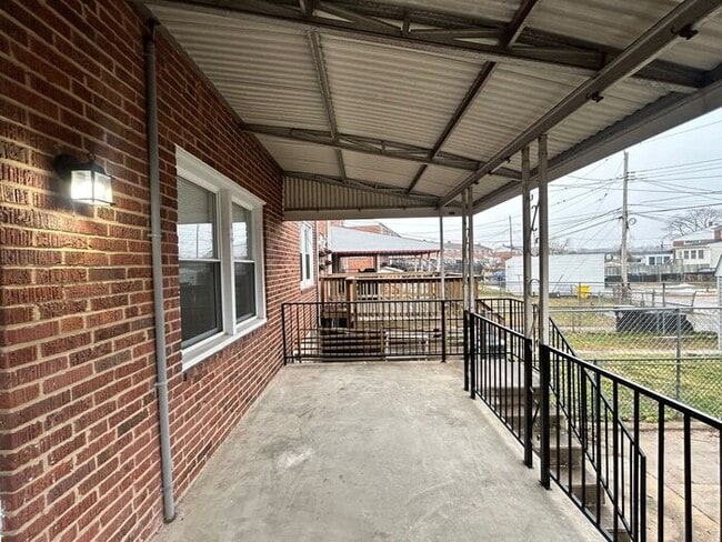 Building Photo - 3 Bedroom Middle River