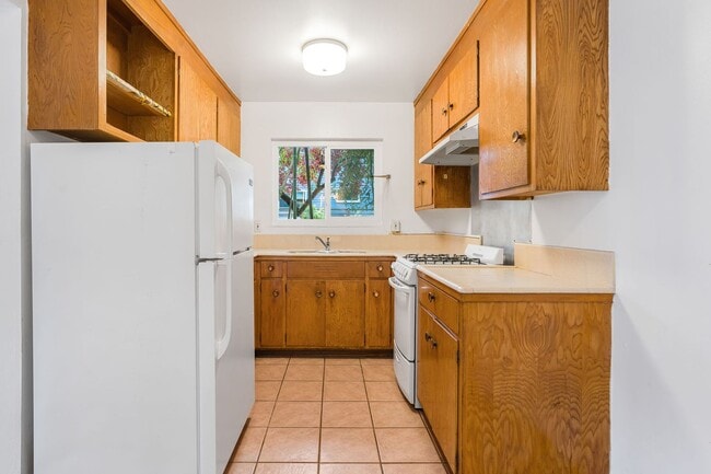Building Photo - Spacious 1-Bedroom Apartment in South Shat...