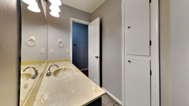 Building Photo - Start your new year in this charming 3 bedroom, 2 bath home located in the heart of Tulsa.