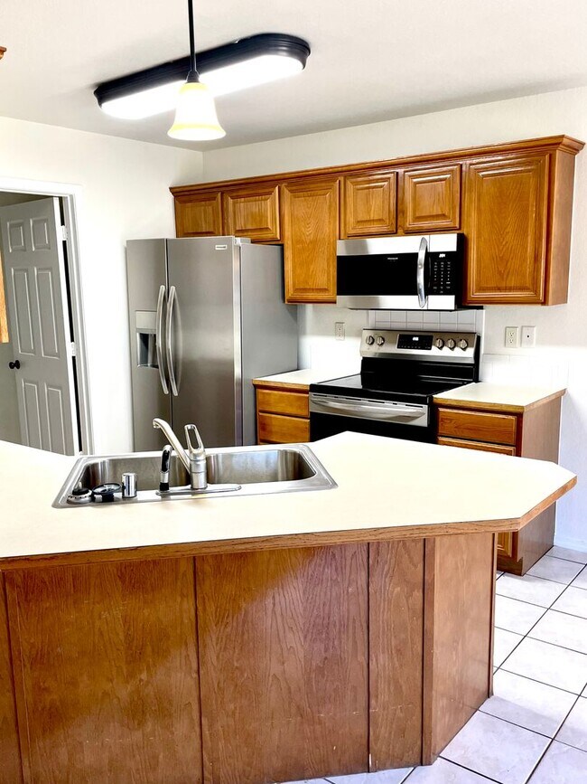 Building Photo - Beautiful 3 Bedroom, 2 Bathroom Home in Ce...