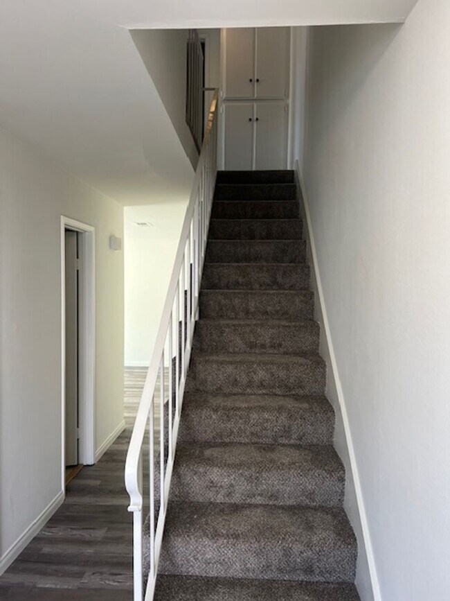 Building Photo - Clairemont Mesa 4 bed/2.5 bath townhouse rental available now!