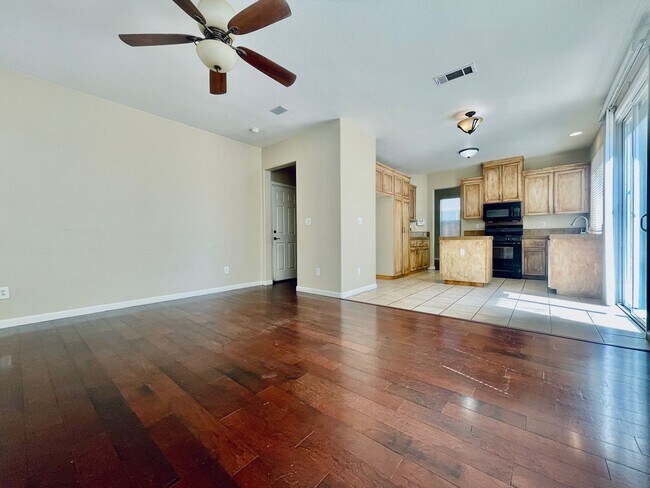 Building Photo - Beautiful 6 Bed, 3 Bath on court in Brentwood