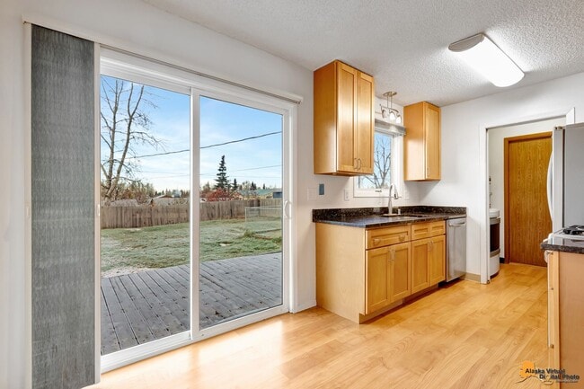 Building Photo - Cozy Abbott Loop Single Family Home w/ Gar...