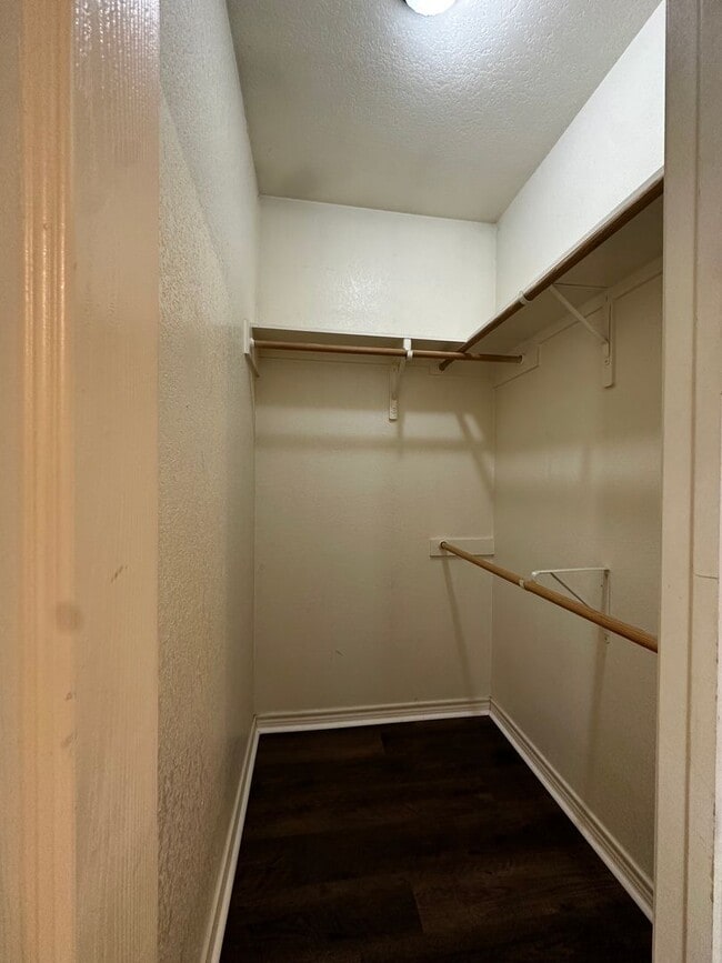 Building Photo - Spacious 5/4 House with Open Floor Plan Near Campus!