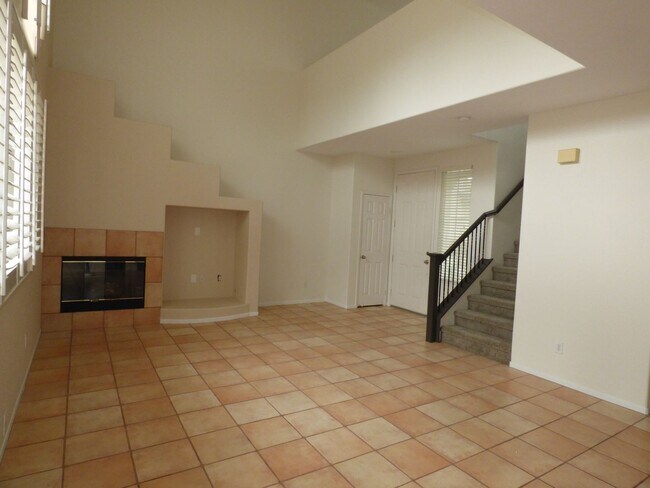 Building Photo - Spacious Townhouse located in Poinsettia Heights