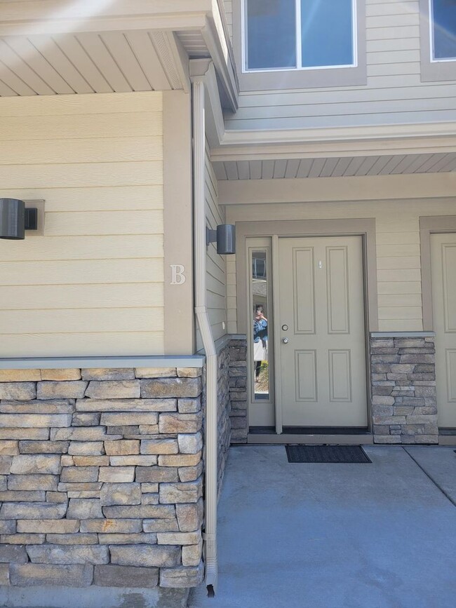 Building Photo - 3 Bedroom, 2 1/2 Bathroom Townhouse -2 wee...