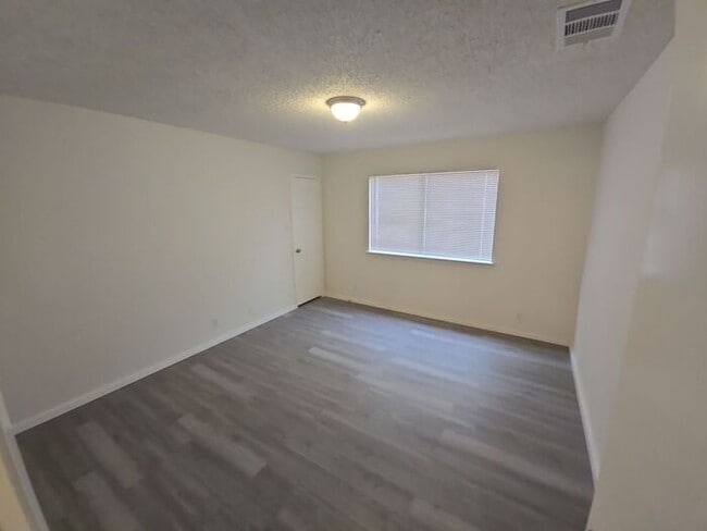 Building Photo - **Newly Updated 2 Bed Home with Spacious B...