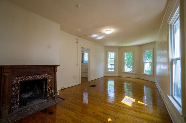 Building Photo - AVAIL 6/1/26 - Charming 5 bedroom Home wit...