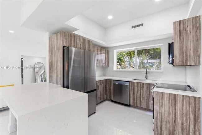 Building Photo - 1581 Normandy Dr