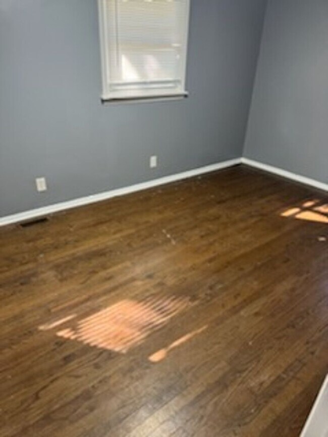 Building Photo - Lovely 3 Bedroom Tri-Level Home with Garage!