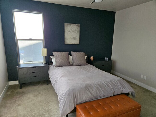 Building Photo - Amazing townhome in Central Park near Nort...