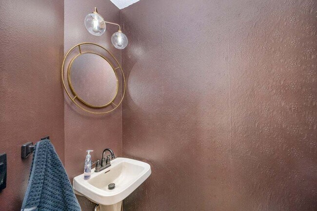 Building Photo - Luxurious 4 Bed/2.5 Bath Home with Stunning Lake and Golf Course Views with Pool on Savannahs Tra...