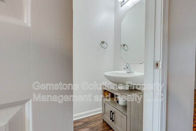 Building Photo - 1303 Vermont Ct