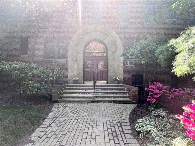 Building Photo - 313 Tappan St