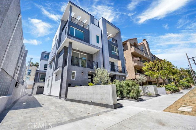 Building Photo - 14570 1/2 Dickens Street, Los Angeles, CA 91403 - 3 BR 4 BA house