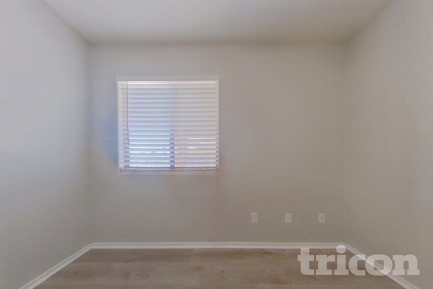 Building Photo - 2215 S 83rd Ln