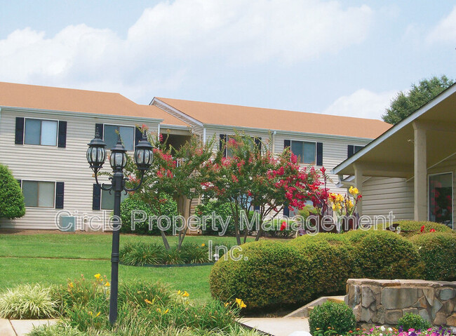 Building Photo - 2021 Highridge Dr SW