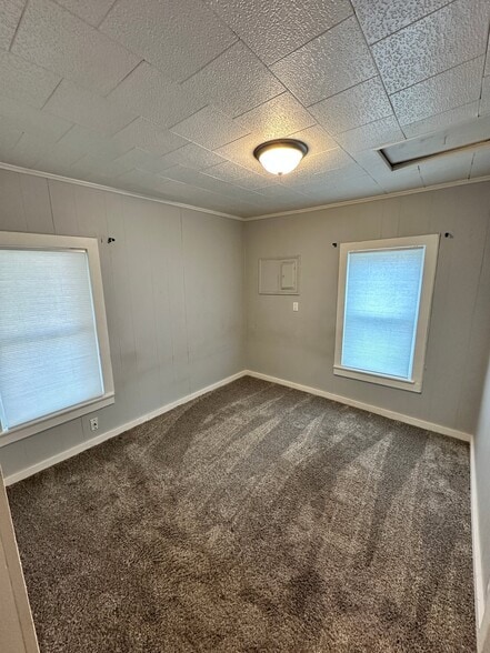 Building Photo - 317 E Oakridge Ave