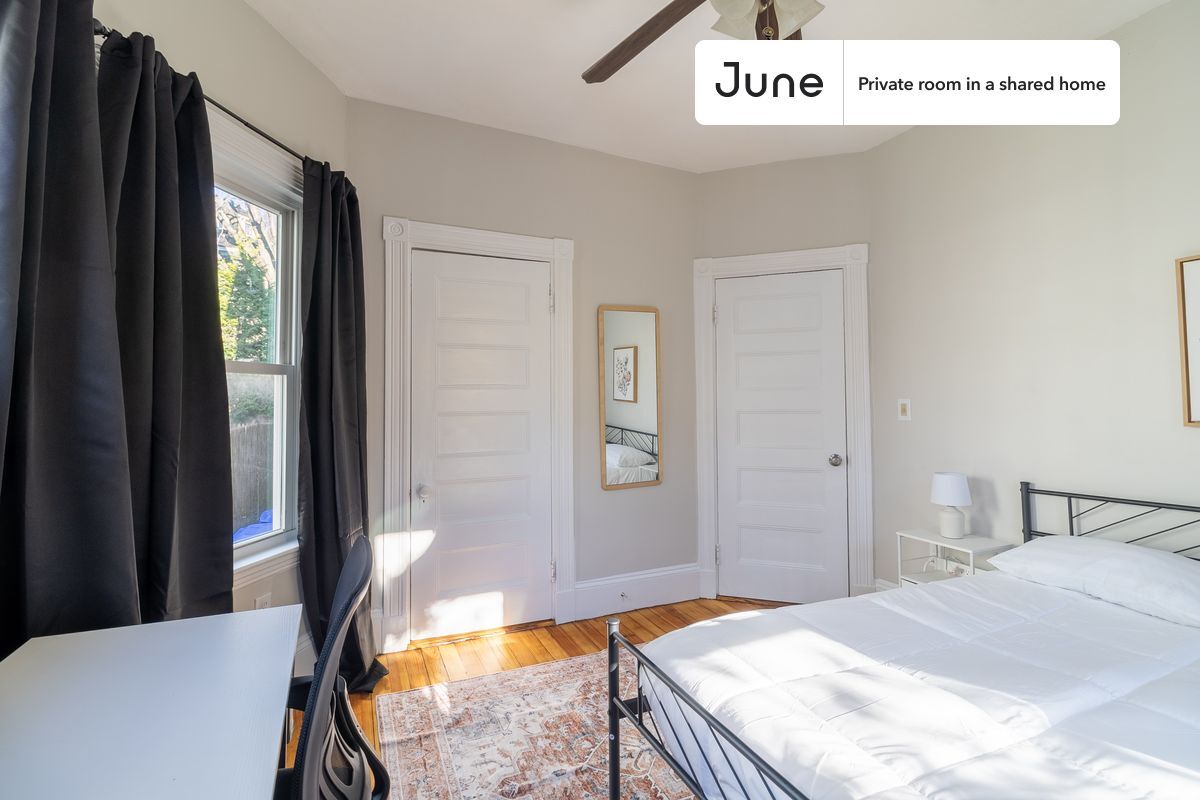 Building Photo - Private bedroom in 5 bed/2 bath Home