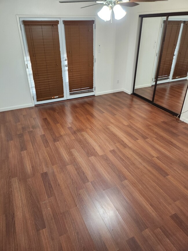 Building Photo - 539 W Parlier Ave