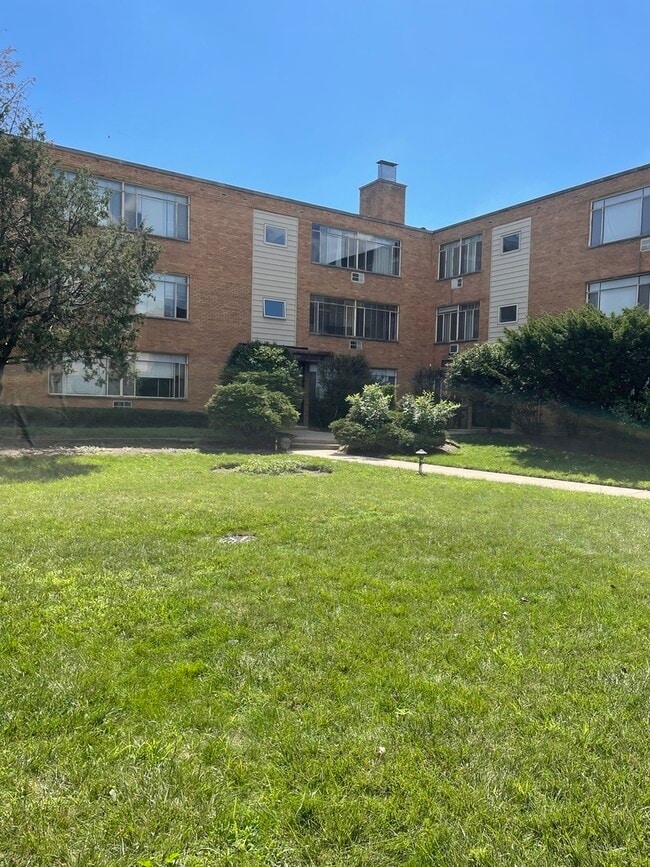 Primary Photo - 7529 N Maplewood Ave