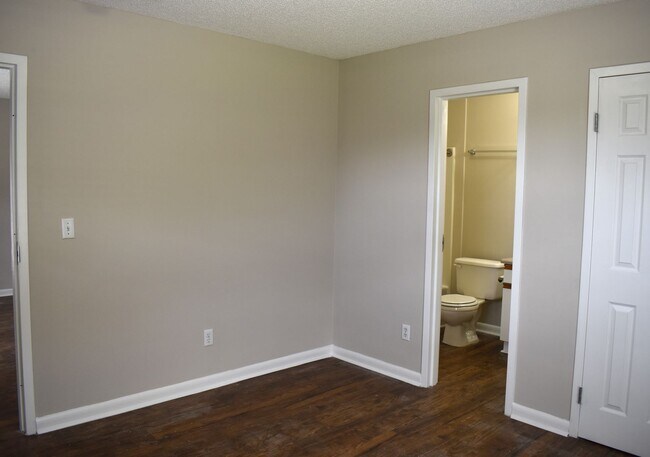 Building Photo - FIRST FULL MONTH FREE IF YOU SIGN A 13 OR 14 MONTH LEASE!