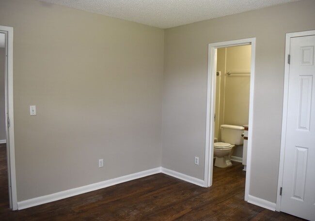 Building Photo - ONE-3 BED/3 BATH UNIT AVAILABLE AUGUST 15TH!