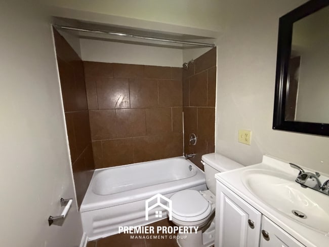 Building Photo - Spacious 3BR Memphis Home w/ Hardwood Floors, Detached Garage & Fenced Yard