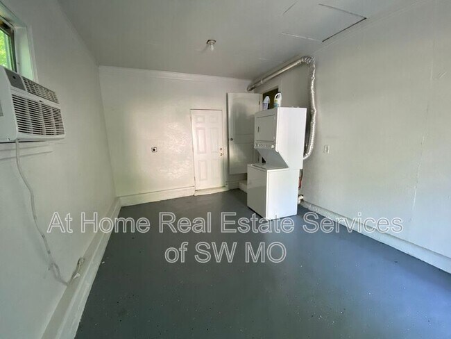 Building Photo - 520 N Warren Ave