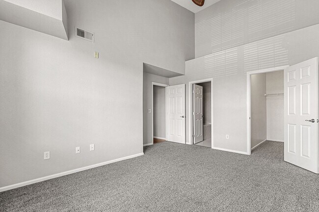 Building Photo - Awesome Penthouse Condo in Town Center Terrace!
