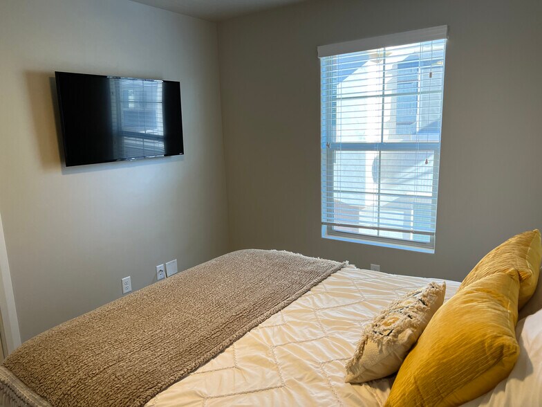 Building Photo - 1911 E Fiesta Ln