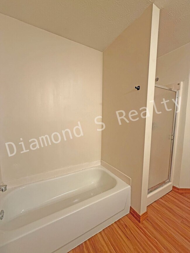 Building Photo - Charming 3 Bedroom in Desirable South Neighborhood!