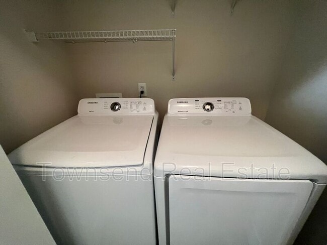 Building Photo - 824 Sage Creek Ln