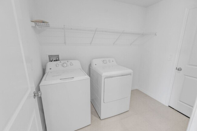 Building Photo - 4 Bedroom 2 Bath Home