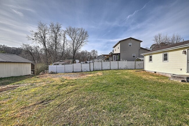 Building Photo - 214 Taylor Ave