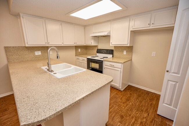 Building Photo - Updated 3-Bedroom Townhome with First-Floor Primary Suite