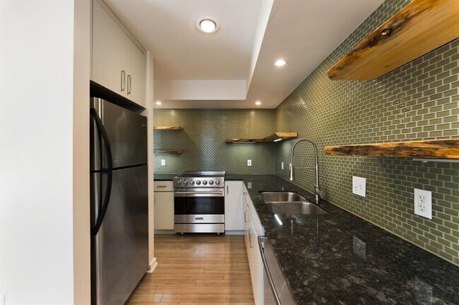 Building Photo - 2200 Dickson Dr