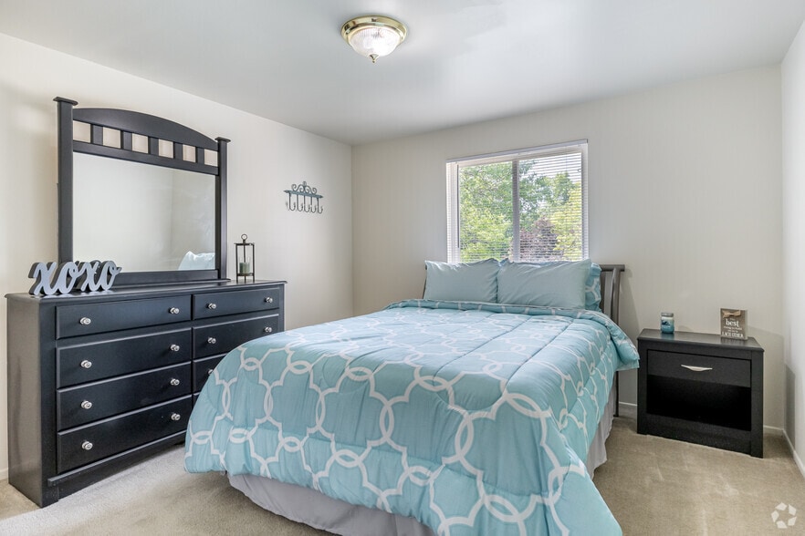 2BR, 1BA - 850SF - Primary Bedroom - The Hamptons of Brownstown Apartments