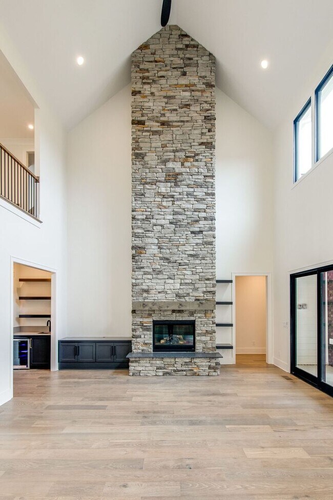 Building Photo - Like New 4 Bedroom Luxury Home in Franklin TN