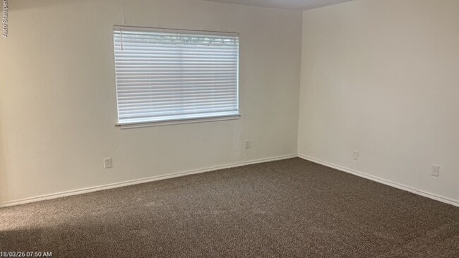 Building Photo - 609 Live Oak Dr