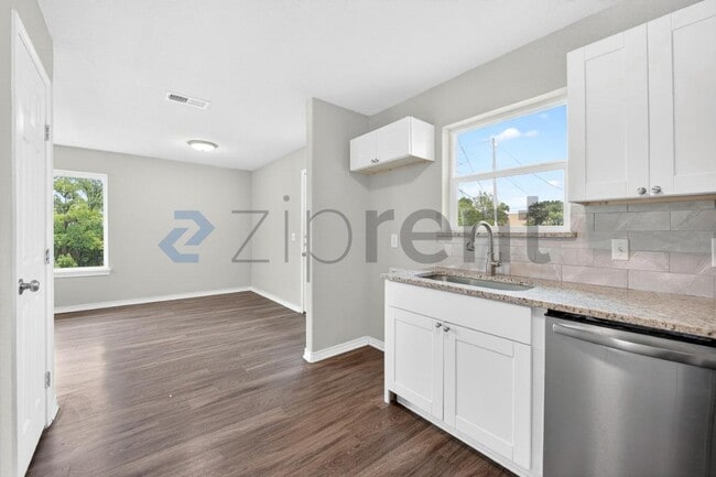 Building Photo - 317 Jones St