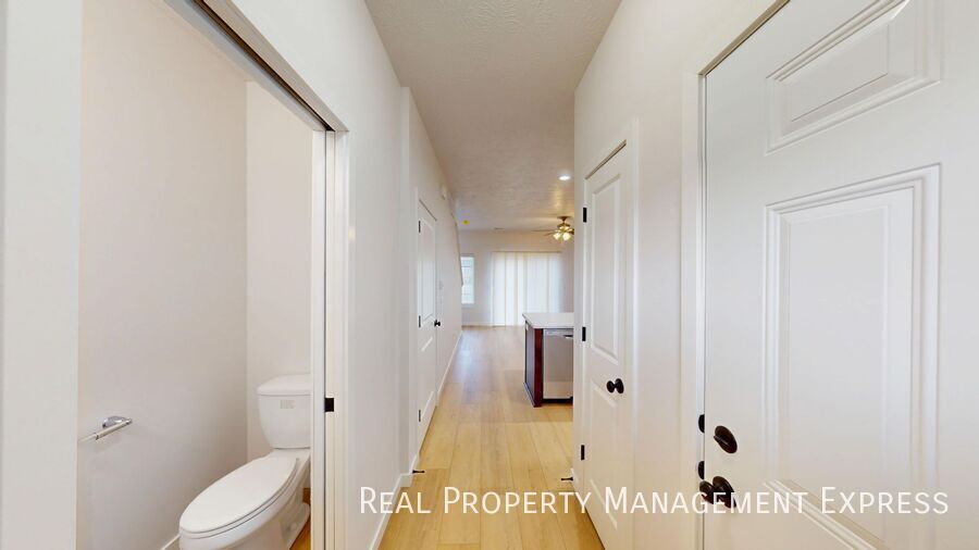 Building Photo - Modern 1 Bedroom Townhome with 1.5 Baths