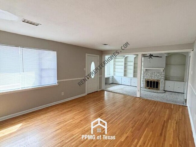 Building Photo - 1000 Lessel Dr