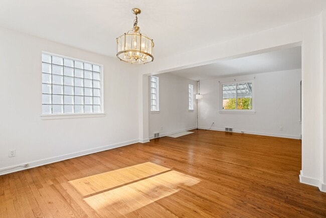 Building Photo - Newly Renovated 3Bd/1.5 Bath Home -- Avail...