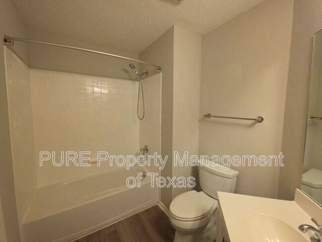 Building Photo - 1406 Bullhill Cove