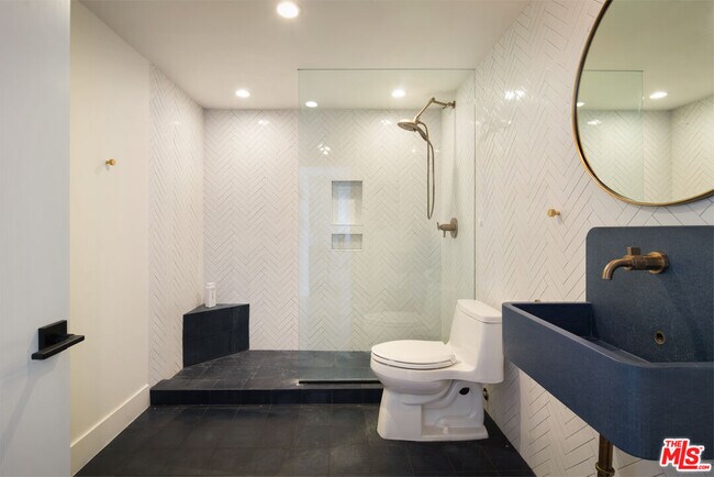 Building Photo - 8787 Shoreham Dr