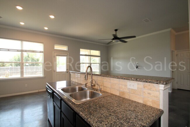 Building Photo - 1619 Neuberry Cliffe