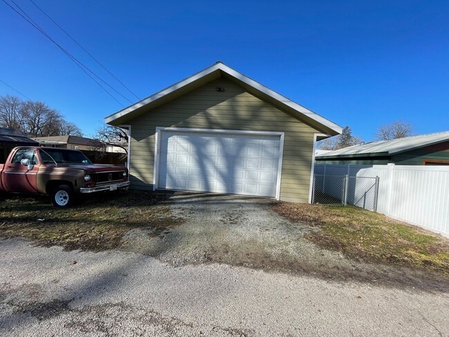 Building Photo - CHARMING HOME IN GREAT LOCATION!