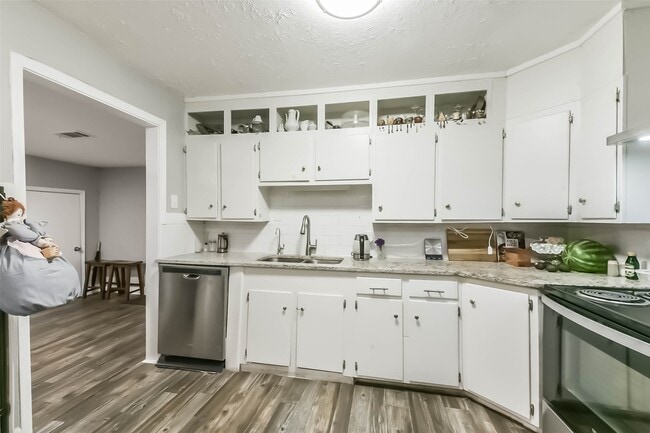 Building Photo - 1102 W Hart Ave