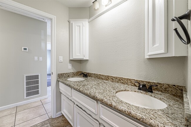 Building Photo - 102 Butlers Ct
